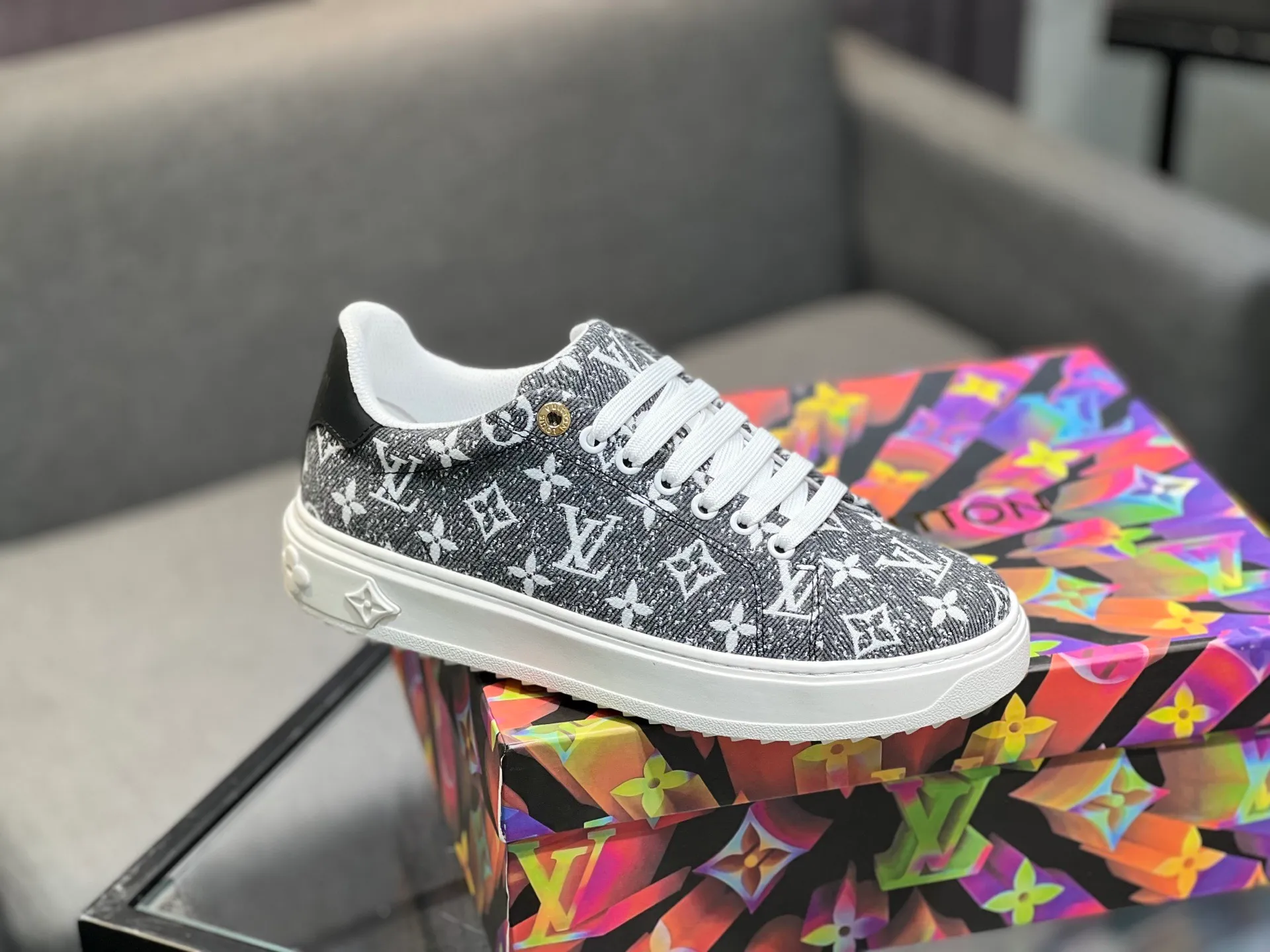 Men's Men's Shoes 💰540 LV Louis Vuitton. The latest fashionable casual shoes are popular in physical stores. The new spring and summer comfortable imported custom patent leather plus cowhide, cowhide mesh, and unique jacquard fabric element design. With sheepskin lining, Lv original base, [sun][sun] high-end packaging and high quality💪Details determine quality, welcome to compare🇮🇹Code number 38-44, 45 can be customized